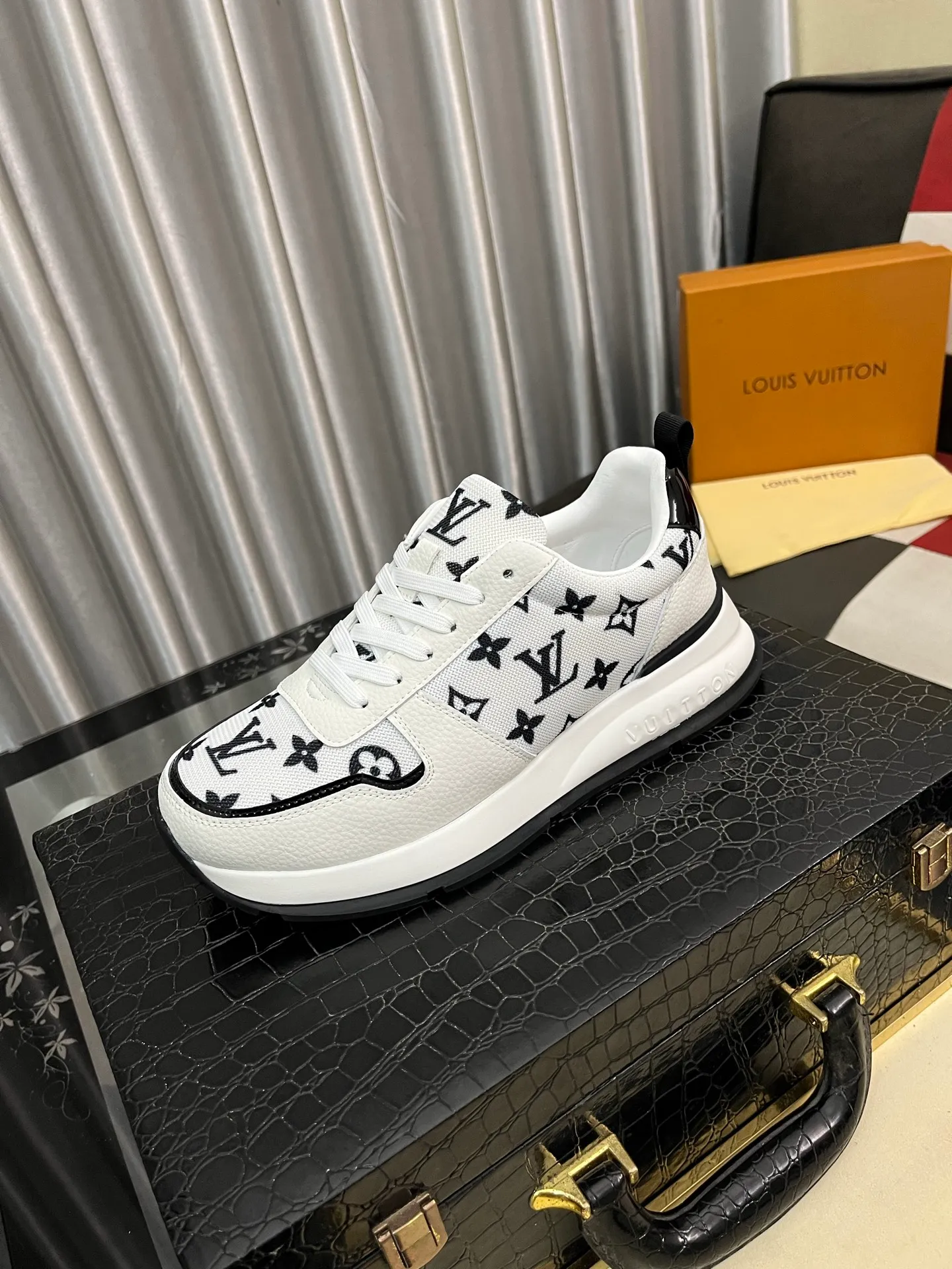Men's men's shoes💰458⌚️⌚️ Loui* Vuitto* - Louis ** donkey's new color men's trainer sneakers, this LV Trainer sneaker is made of calfskin and breathable mesh, showing pure colors, the #54 logo on the back traces the brand's birth in 1854, the designer's handwritten brand logo embellishes one side, virgil Designed by abloh himself, it is a very commemorative sneaker. The new LV Louis Vuitton loui* vuitto* trainer sneaker low casual sports culture versatile basketball sneaker. Size: 38-444️⃣Colors available